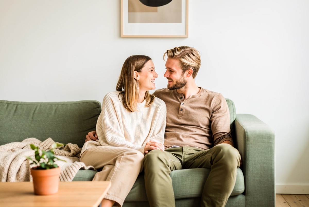 Elsa dan Aksel Lindqvist bekerja bersama di studio gudang taman mereka di Kopenhagen